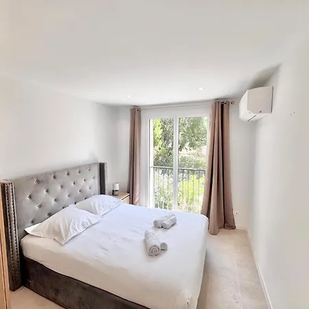 Le Bartole Grimaud, Yourhosthelper